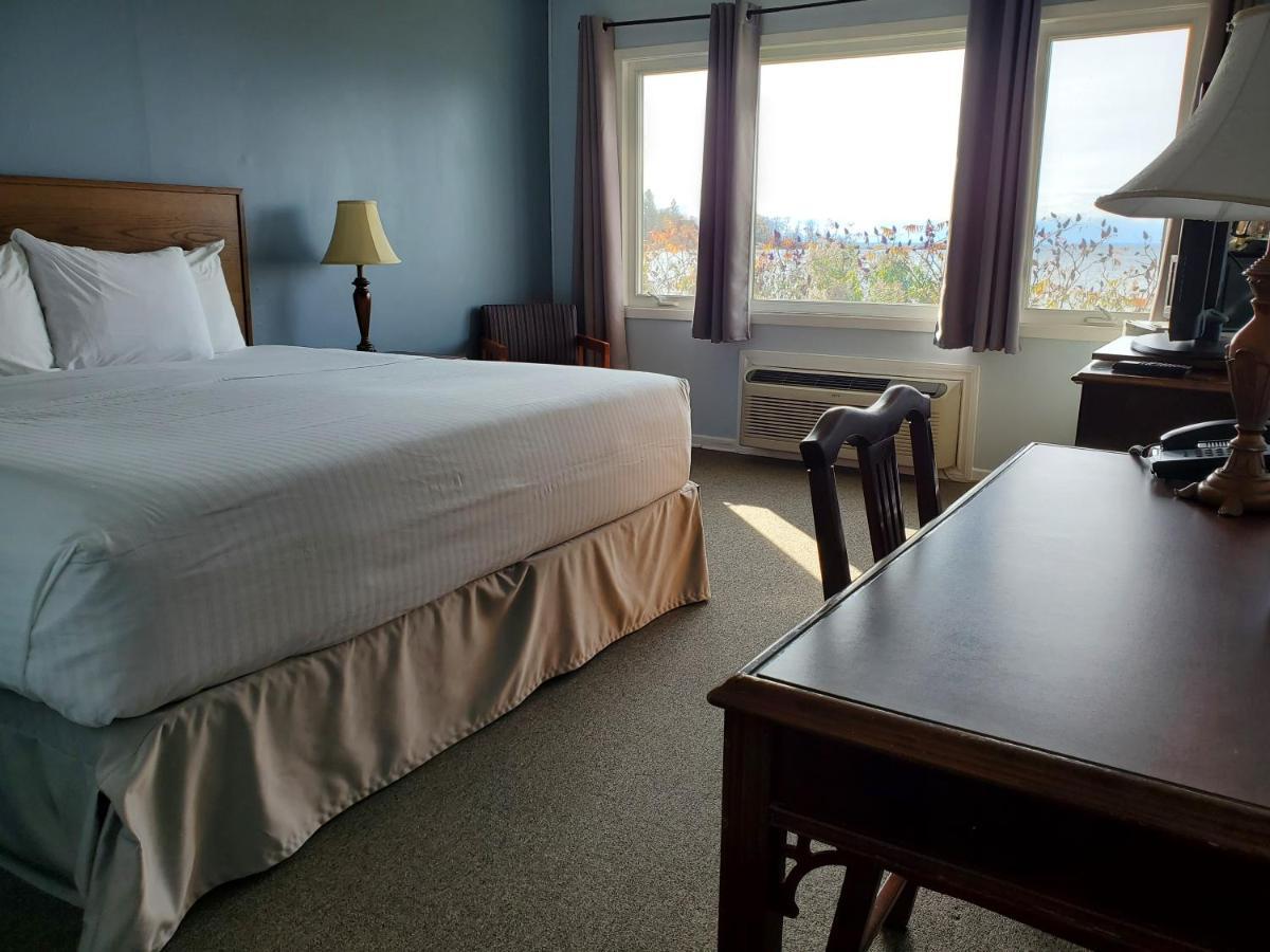 Carolyn Beach Inn Thessalon Bagian luar foto