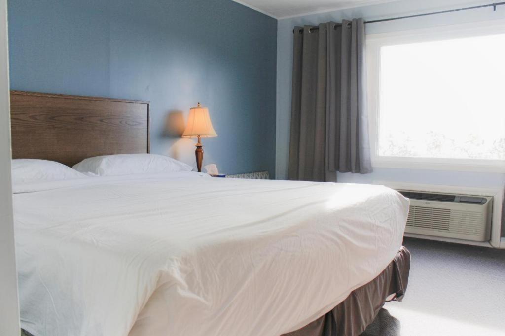 Carolyn Beach Inn Thessalon Bagian luar foto