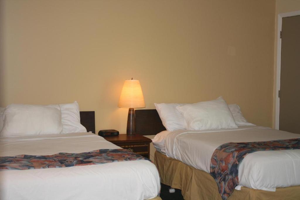 Carolyn Beach Inn Thessalon Bagian luar foto