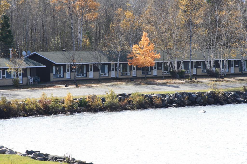 Carolyn Beach Inn Thessalon Bagian luar foto