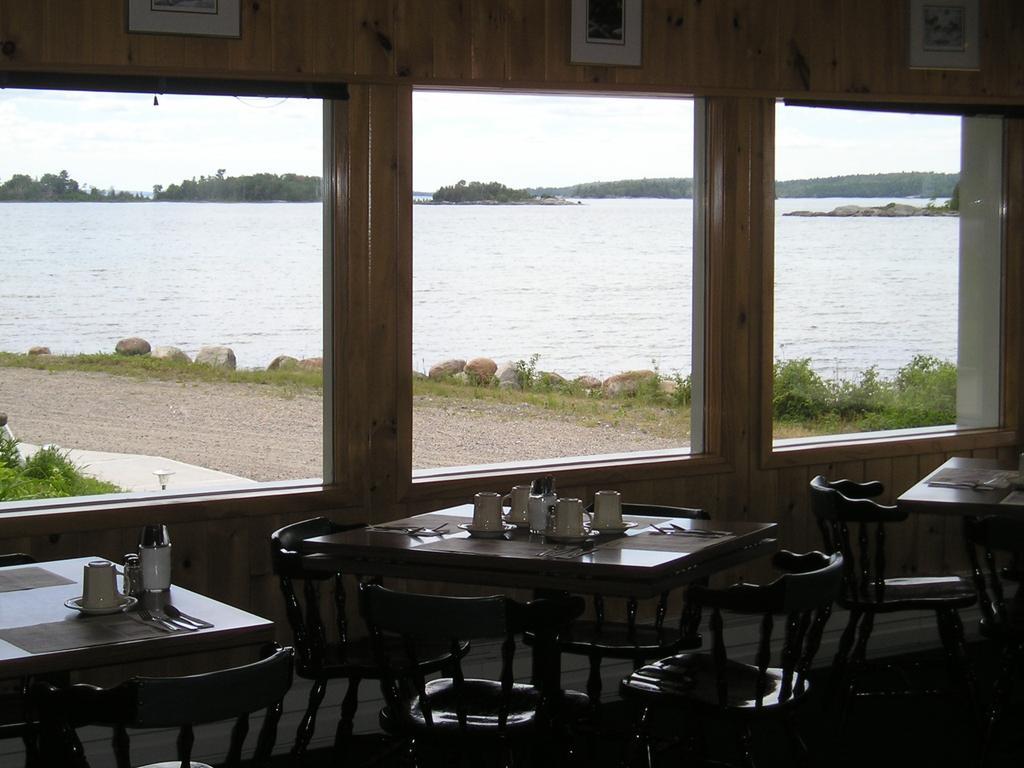 Carolyn Beach Inn Thessalon Bagian luar foto