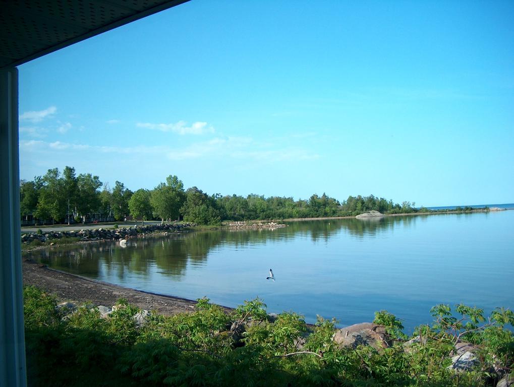 Carolyn Beach Inn Thessalon Bagian luar foto