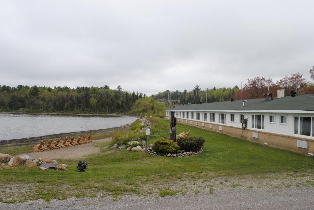 Carolyn Beach Inn Thessalon Bagian luar foto