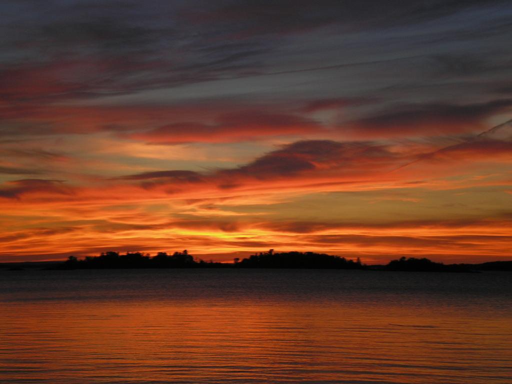 Carolyn Beach Inn Thessalon Bagian luar foto