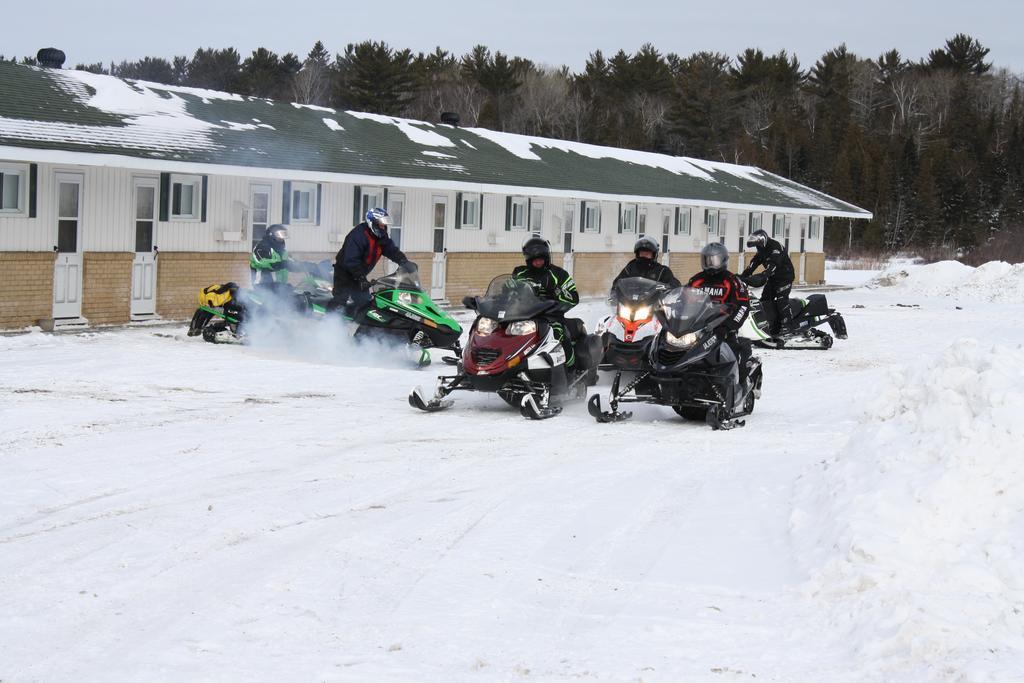 Carolyn Beach Inn Thessalon Bagian luar foto