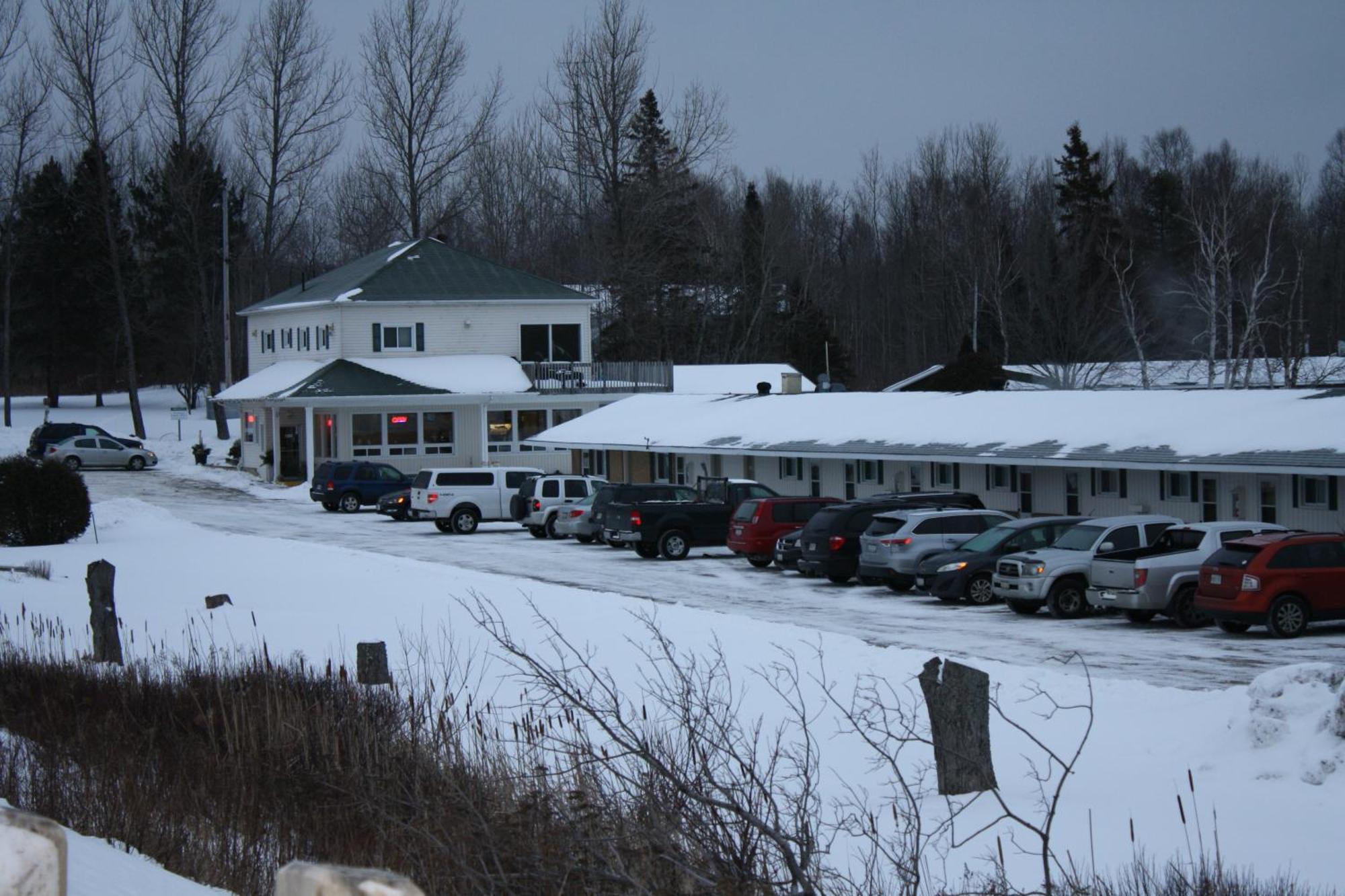 Carolyn Beach Inn Thessalon Bagian luar foto