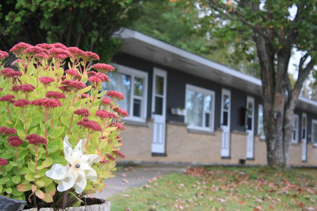 Carolyn Beach Inn Thessalon Bagian luar foto