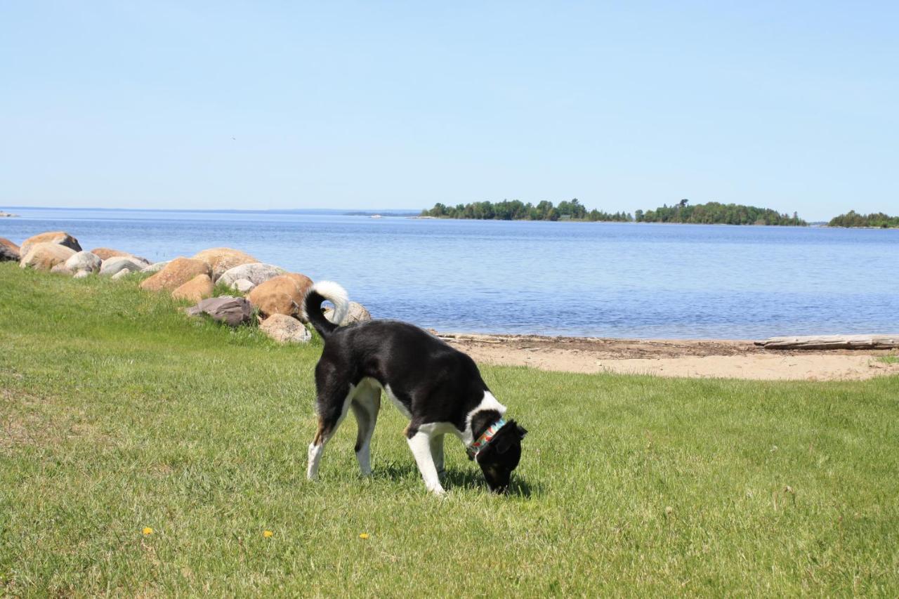 Carolyn Beach Inn Thessalon Bagian luar foto
