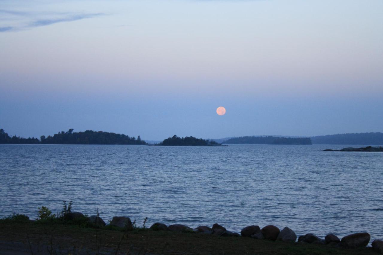 Carolyn Beach Inn Thessalon Bagian luar foto